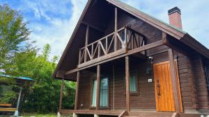 伊豆の高台に佇むログハウスの貸別荘 #一棟貸切 #グループや家族旅行におすすめ #広々リビング #BBQグリル付 #満点の星空 #大室山を眺める #桜並木通り近く #伊東市 #伊豆高原 #kazamichi - 3hvězdičkové hotely ve městě Ito