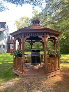 Cozy Attitash Getaway-Hotel Room-Pool-Hot Tub