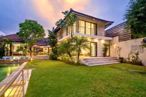 Balindra Lush Garden 6 BR Private Pool Villa ZN307