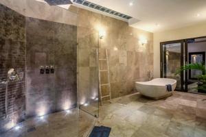 Balindra Lush Garden 6 BR Private Pool Villa ZN307