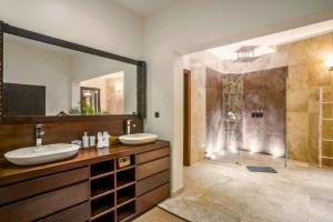 Balindra Lush Garden 6 BR Private Pool Villa ZN307