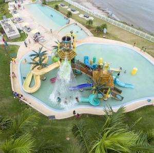 Nice beach apartment, pool and slides