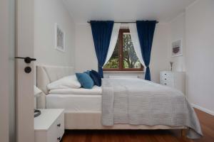 Family Apartment with 3 Bedrooms and a Parking Space by Noclegi Renters