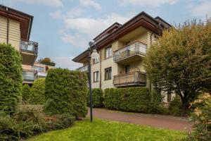 Family Apartment with 3 Bedrooms and a Parking Space by Noclegi Renters