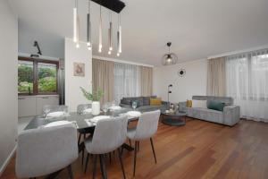 Family Apartment with 3 Bedrooms and a Parking Space by Noclegi Renters