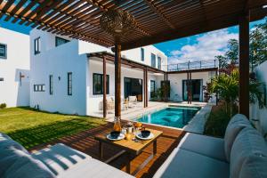 Luxury 3 Bedroom Villa - Private Pool - Beaches 5 Minutes Away