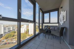 Rondo Wiatraczna Skyview Apartment with Parking Space & Balcony by Noclegi Renters