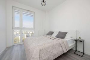 Rondo Wiatraczna Skyview Apartment with Parking Space & Balcony by Noclegi Renters