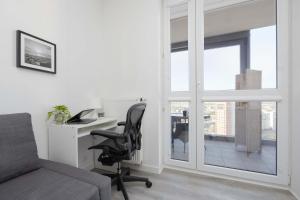 Rondo Wiatraczna Skyview Apartment with Parking Space & Balcony by Noclegi Renters