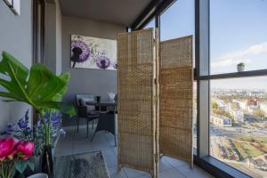 Rondo Wiatraczna Skyview Apartment with Parking Space & Balcony by Noclegi Renters