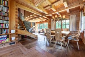 Harmony Deluxe Chalet, Sauna & Fireplace by Belle-Stay