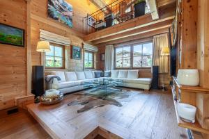 Harmony Deluxe Chalet, Sauna & Fireplace by Belle-Stay