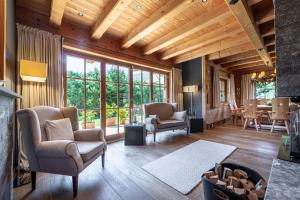 Harmony Deluxe Chalet, Sauna & Fireplace by Belle-Stay