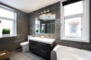 Modern 4 Bedroom Victorian Property Private Detached Close to Manchester City