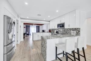 Trendy Waterfront Pool Home Beach Casino Airport