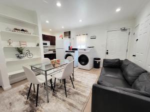 Two bedroom private guesthouse in great location Close to Melrose Hollywood sign and attractions