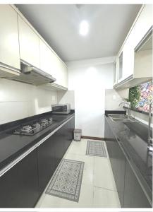 Chillax Apartment - Cozy 3-Bedroom City View Home at Tower, District 1