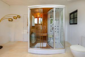 Villa Art Vita - Private Pool, Sauna & River Access