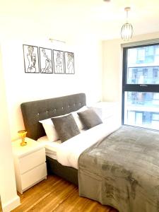 Lux Stylish 2 Bed High Rise with Parking and Balcony