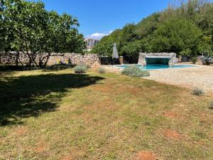 Villetta with pool and waterfall, quiet area - by TRAVELER tourist agency Krk - ID 2212