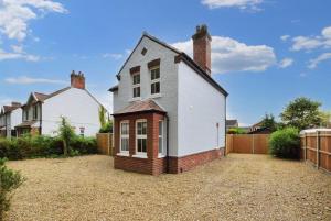 Earlham House Detached 3 bedroom with ample private parking