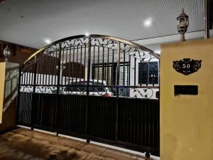 Be Stay Ipoh with parking - 14pax, 5Rooms