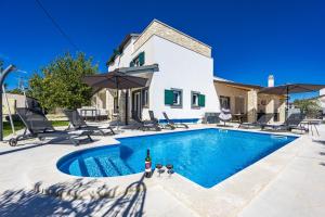 Villa Renata for 11 people with private heated pool & pet friendly