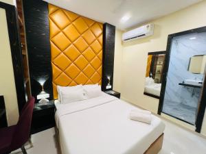 Sky Suites By Glitz Hotels Nr Internatinational Airport Mumbai