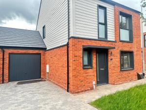 4 Bed House - Sleeps 7 - Pets - Parking - Wifi