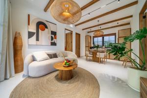 Parma by DH - Sun, Style and Comfort - New Villa with Pool in Prime Area