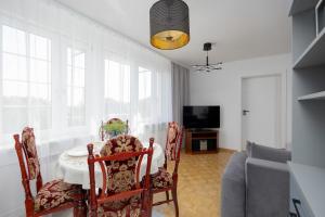 Spacious Apartment Close to Warsaw for 5 people by Noclegi Renters