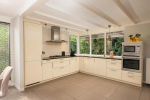 Luxe 12-persoons Groepsvilla – Gelijkvloers met Tuin & Loungeset