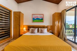 StayVista at Bella Villa with Bathtub, Pool, WiFi