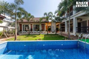 StayVista at Bella Villa with Bathtub, Pool, WiFi