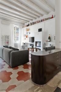 Vintage hideaway central Milan-historic courtyard