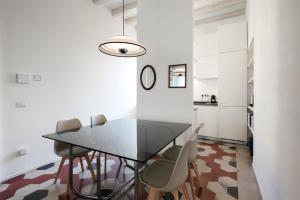 Vintage hideaway central Milan-historic courtyard