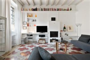 Vintage hideaway central Milan-historic courtyard