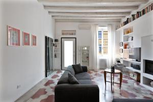 Vintage hideaway central Milan-historic courtyard