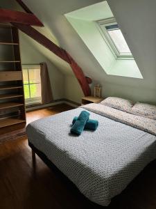 "Rêves de Gamins" Chambre de gauche, 4 couchages dans gîte de campagne "La Camusière", proche du Pôle Européen et du circuit des 24h