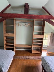 "Rêves de Gamins" Chambre de gauche, 4 couchages dans gîte de campagne "La Camusière", proche du Pôle Européen et du circuit des 24h