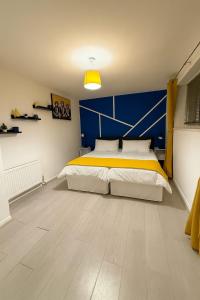 3 Bed Home, Sleeps 7 with Garden in Basildon