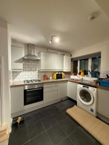 3 Bed Home, Sleeps 7 with Garden in Basildon