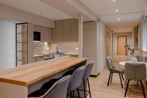 Colorful Apartments L