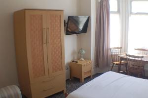 Flat Sleeps 6 with On-Street Parking