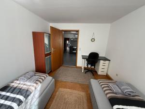 ARCOS Apartment - Geräumige 3-Zimmer-Wohnung mit 8 Einzelbetten - Perfekt für Familien, Gruppen oder Monteure