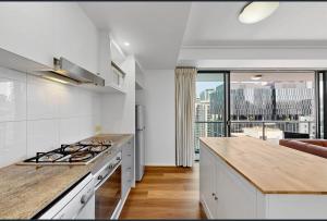 Centre CBD - Pool Spa Gym - Water View - Sleep 4