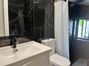 Casa Luna beach side Luxurious comfy apt in center Paphos