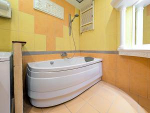 Rynek Wrocław Apartment with Mezzanine by BookingHost