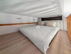 Rynek Wrocław Apartment with Mezzanine by BookingHost