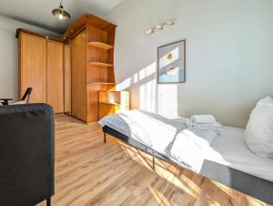 Rynek Wrocław Apartment with Mezzanine by BookingHost